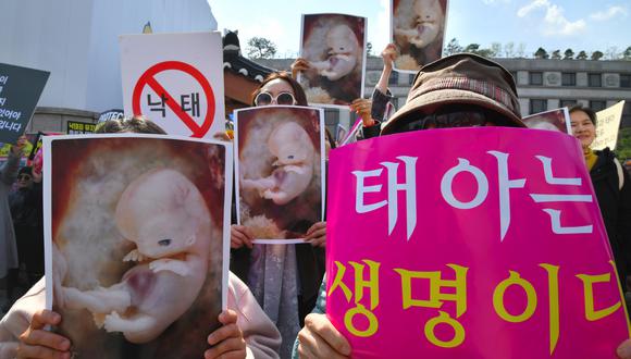 Manifestantes surcoreanos en contra del aborto. (Foto: AFP)