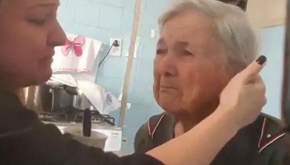Un video se ha hecho rápidamente viral en las redes sociales mostrando a un conmovedor suceso de una abuela con alzheimer que tiene un fugaz momento de lucidez (Foto: Facebook)