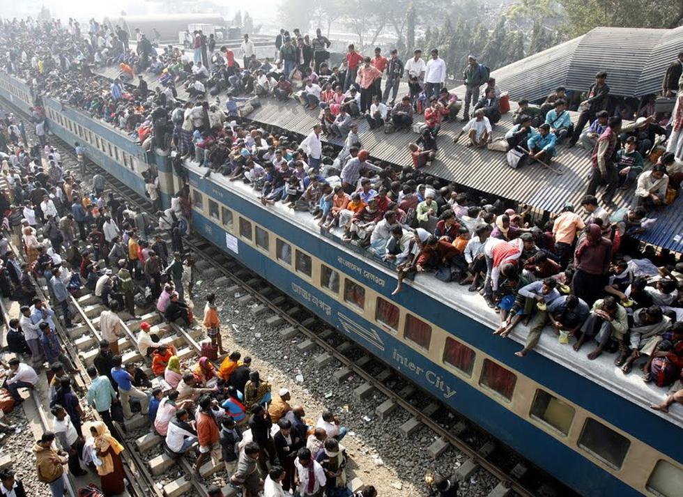 Pobladores de la India abarrotaron las vacantes de los puestos de trabajo. En estas fotografías reverenciales se ve cuán peligroso es viajar en un ferrocarril de ese país. (Getty)