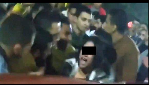 Mujer sufre violento acoso sexual en una calle de Egipto. (Foto: captura de video)