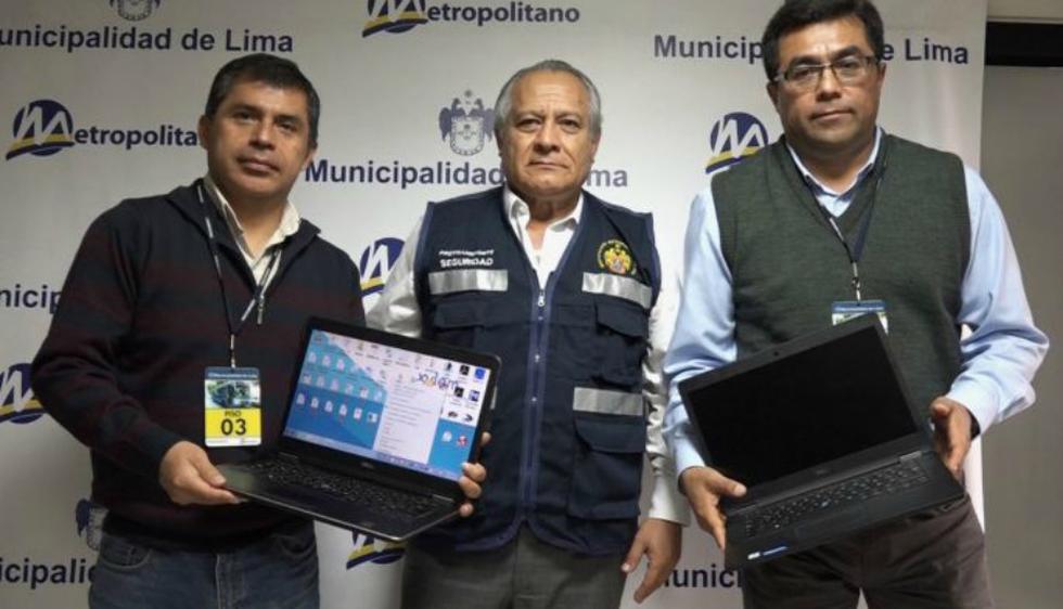 Personal del Metropolitano entrega a usuarios sus respectivas laptops. (Difusión)