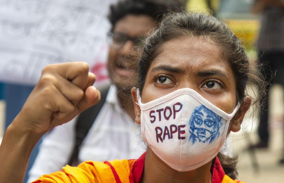Un estudiante grita consignas durante una protesta contra las violaciones y agresiones sexuales a mujeres mientras exigen jueces en Dacca, Bangladesh (EFE/MONIRUL ALAM).
