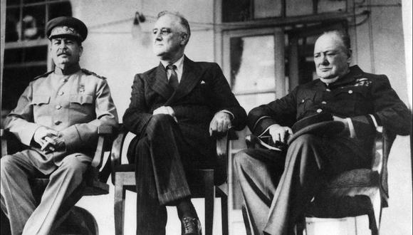 Imagen del 28 de noviembre de 1943 del líder soviético Joseph Stalin (I), el presidente de los Estados Unidos Franklin Roosevelt (C) y el primer ministro británico Winston Churchill durante la conferencia de Teherán. (Foto: AFP/Archivo)