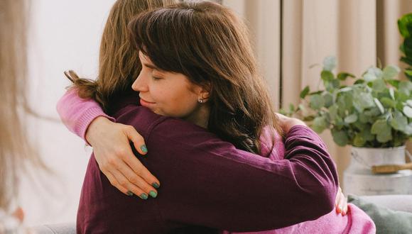 Los abrazos liberan oxitocina, una hormona que crea sensación de bienestar y reduce el estrés. (Foto: Pexels)