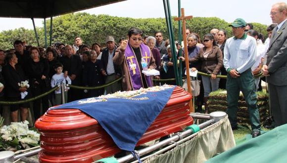 Fue enterrado en el cementerio Parque Eterno de Huanchaco, en Trujillo. (USI)