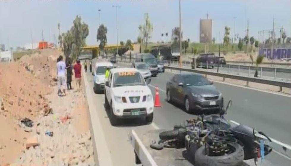 La motocicleta habría impactado contra un muro y la pareja salió prácticamente disparada contra las piedras al costado de la carretera. (Captura América TV)