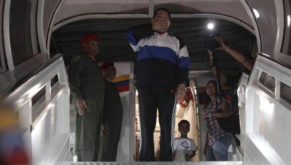 ¿ÚLTIMO ADIÓS? Hugo Chávez viajó a La Habana y prometió volver pronto a su país. Será operado por cuarta vez. (Reuters)