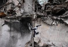 Banksy pintó uno de sus famosos grafitis en un edificio en ruinas de Ucrania