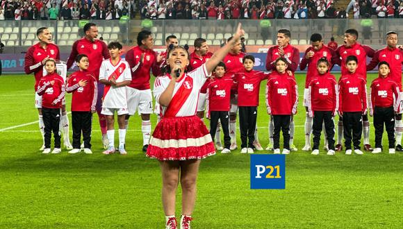 La intérprete de Pop Andino interpretó el Himno Nacional ante 50 mil hinchas que asistieron al encuentro futbolístico.