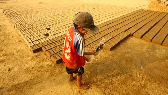 Niños que trabajan en ladrilleras asisten al colegio después de su jornada laboral. (USI)