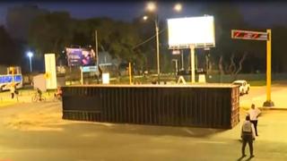 Container bloquea tránsito vehicular en óvalo Jorge Chávez tras volcadura de tráiler [VIDEO]