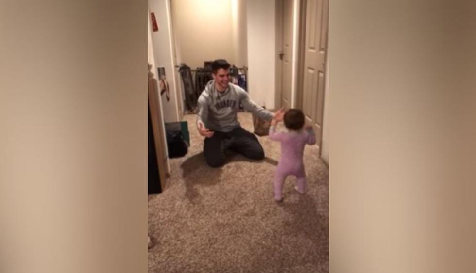 El padre estaba arrodillado en el piso con los brazos extendidos, esperando que su hija se le acercara. (YouTube: Caters Clips)