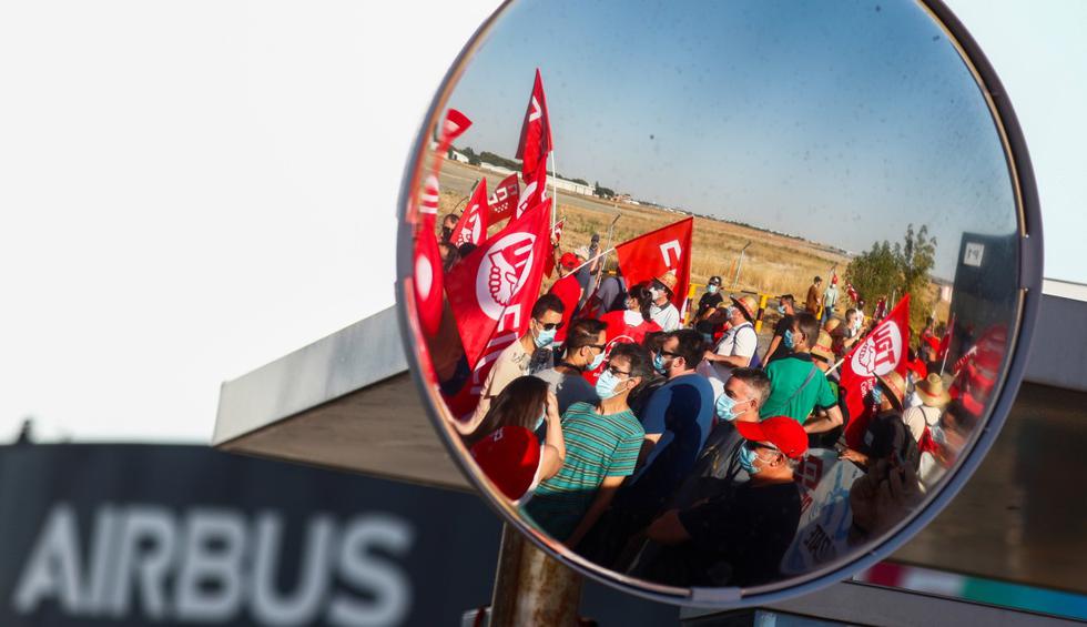 Los empleados de Airbus se reúnen antes de una protesta contra los recortes de empleo en Getafe (España). (REUTERS/Sergio Pérez).