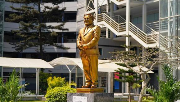 Estatua dorada de César Acuña. (Foto: Twitter)