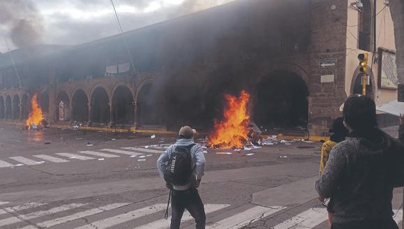 Vándalos queman inmuebles y propiedad del Estado en medio de protestas en Ayacucho.