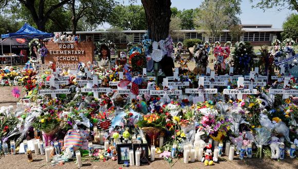 Los homenajes se ven en un monumento en la Escuela Primaria Robb, donde un hombre armado mató a 19 niños y dos maestros en el tiroteo escolar más mortífero de EE. UU. En casi una década, en Uvalde, Texas.