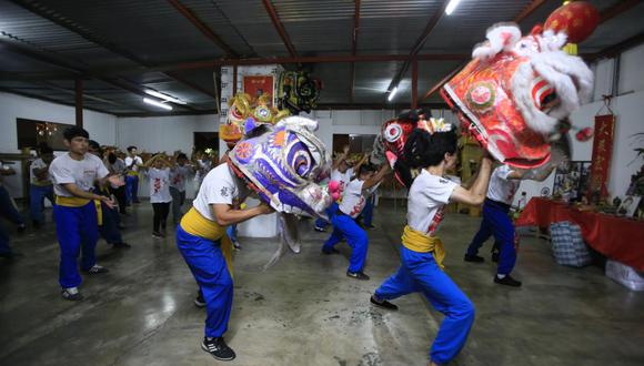 Danzantes que dan vida a los dragones y leones chinos realizan tradicional recorrido por diversos locales de la Calle Capón. (Foto:Jessica Vicente)
