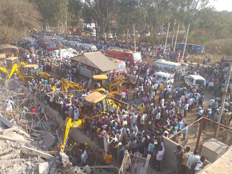 Autoridades y rescatistas se han acercado a socorrer a las víctimas de los restos de un edificio de varias plantas venido abajo en Karnataka, al sur de la India. (Foto: Twitter @vaish_rajput)