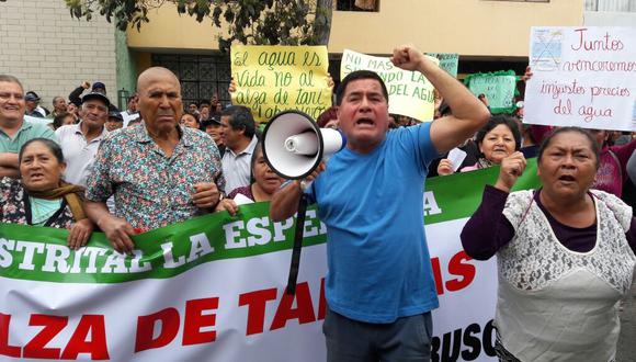 Moradores de La Esperanza hicieron un plantón en la sede de la Sunnas de Trujillo por el incremento del servicio de agua y alcantarillado. (Alan Benites)