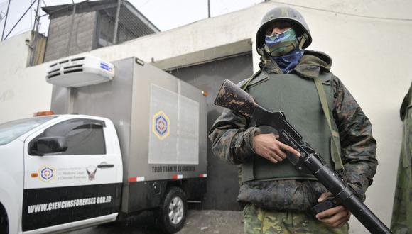Un vehículo del Servicio Nacional de Medicina Legal y Ciencias Forenses del Ecuador ingresa al penal Pichincha 1 de Quito, el 18 de noviembre de 2022. (Foto de Rodrigo BUENDIA / AFP)