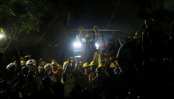Rescatistas buscan supervivientes tras la caída de un edificio en Ciudad de México. (Reuters)