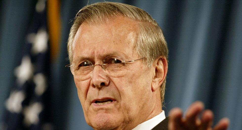 En esta foto de archivo tomada el 4 de mayo de 2004, el secretario de Defensa de Estados Unidos, Donald Rumsfeld, se dirige a una conferencia de prensa en el Pentágono. (STEPHEN JAFFE / AFP).