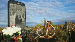 Hombre construye lápida en forma de iPhone para honrar a su hija fallecida