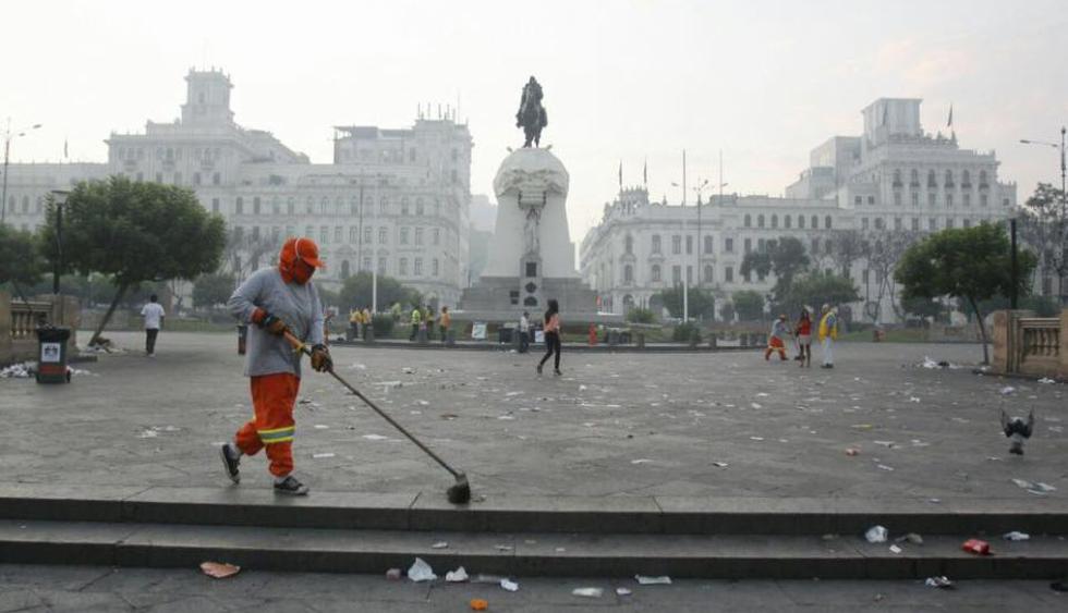 Plaza San Martín quedó sucia luego de manifestación contra Keiko Fujimori. (MML)