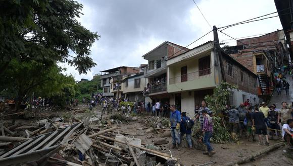 Rescatistas buscan víctimas después de un deslizamiento de tierra causado por fuertes lluvias en Pereira, departamento de Risaralda, Colombia, el 8 de febrero de 2022. (Foto por Luis ROBAYO / AFP)
