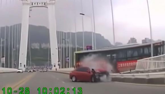 Un comunicado de la policía de Wanzhou dijo que el accidente se produjo porque la pasajera fue hasta el chofer y lo regañó, y este volteó su cabeza hacia atrás varias veces al discutir. (Foto: captura de YouTube)