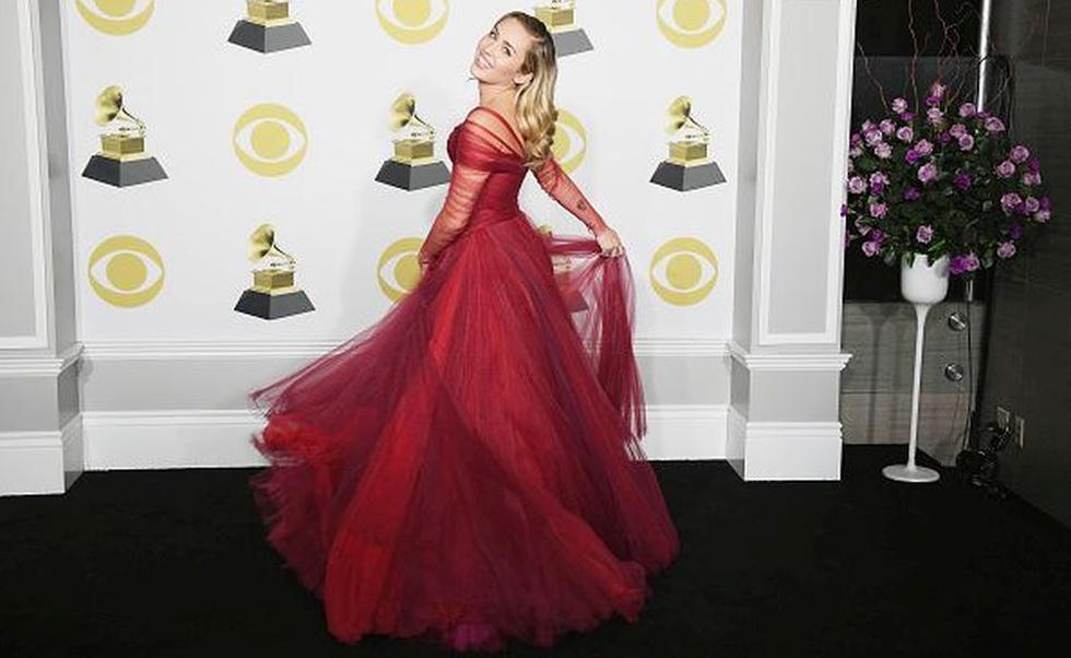 La joven cantante, Miley Cyrus llegó a la alfombra roja con un elegante traje negro de  Jean Paul Gaultier Couture y una rosa blanca en las manos. (Getty Images)