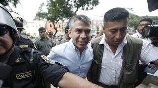 Julio Guzmán: Líder del Partido Morado tuvo salida accidentada de su local de votación