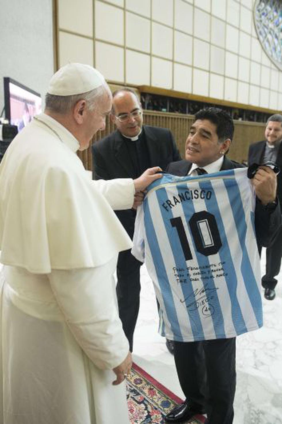 Diego Maradona fue otra de las grandes figuras que participó en el “Partido por la Paz” organizado por el Papa Francisco. (EFE)