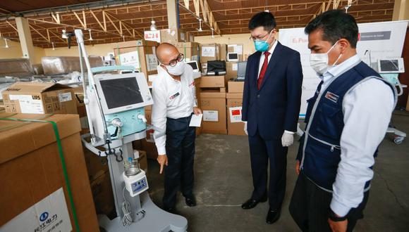 El ministro de Salud, Víctor Zamora, recibió el donativo del embajador extraordinario y plenipotenciario de la República Popular China en el Perú, Liang Yu. (Foto: Ministerio de Salud)