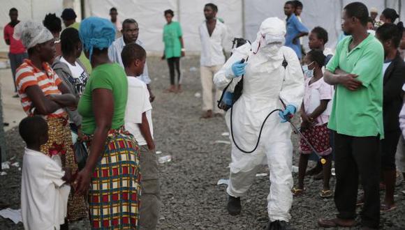 Un trabajador sanitario en un centro de tratamiento del ébola en Liberia. (AP)