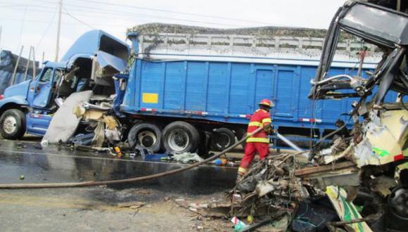 Dos muertos y 5 heridos dejó choque entre camión y camioneta en el Cusco. (Andina)