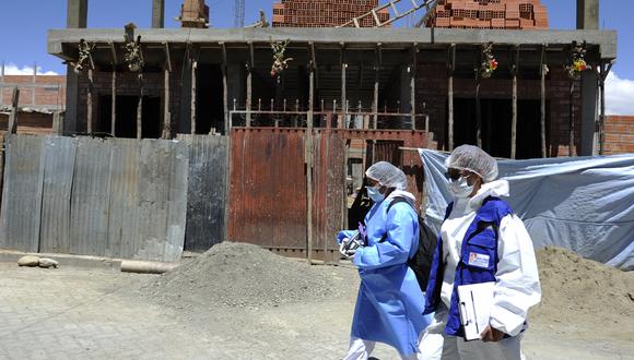 Personal de salud del Ministerio de Salud de Bolivia recorre el barrio de Santa Rosa para vacunar a las personas contra el COVID-19 casa por casa en El Alto, Bolivia. (Foto: Jorge Bernal / AFP)