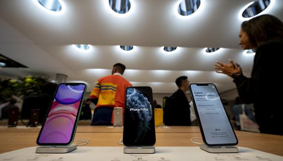 Modelos de iPhone se muestran dentro de la Apple Store. (Foto de Johannes EISELE / AFP)
