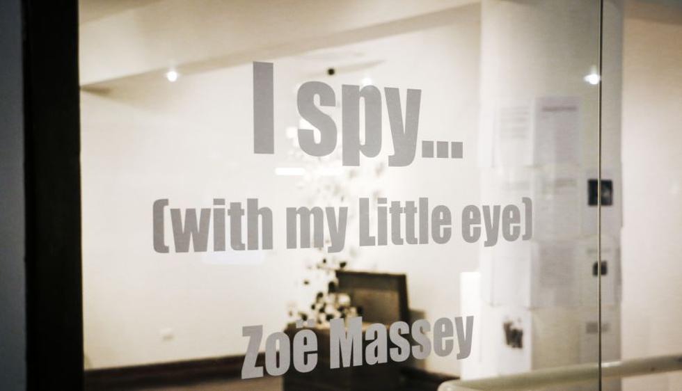 Zoë Massey guiará personalmente su exposición I spy... (with my little eye)" este viernes 27 a las 7:30 p.m. (Zoë).