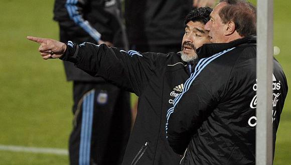 Maradona y  Bilardo en el Mundial Sudáfrica 2010. (AP)
