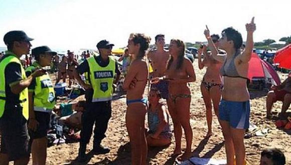 Alrededor de 20 policías generaron polémica por querer arrestar a 3 mujeres por hacer topless en una playa (Captura de pantalla)