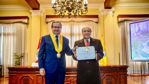 El alcalde de Miraflores, Luis Molina, condecoró con la Medalla Cívica de la Ciudad de Miraflores, en el Grado de Ciudadano Ejemplar y en la Categoría de Artes, al reconocido actor Leonardo Torres Descalzi,