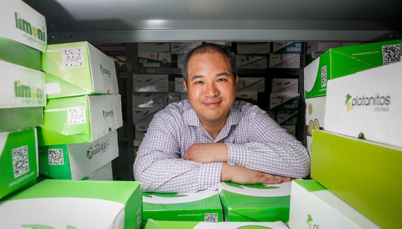 Pedro Mont rodeado de cajas de calzado de su marca. (Foto: Hugo Perez)