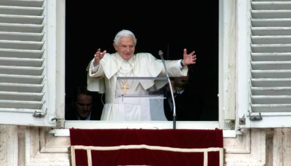 ADIÓS. Desde el balcón, el Papa recibió la ovación de los fieles. (AP)