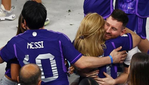 El conmovedor abrazo de Lionel Messi y su mamá Celia Maríaa Cuccittini. Foto Paul Childs/Reuters