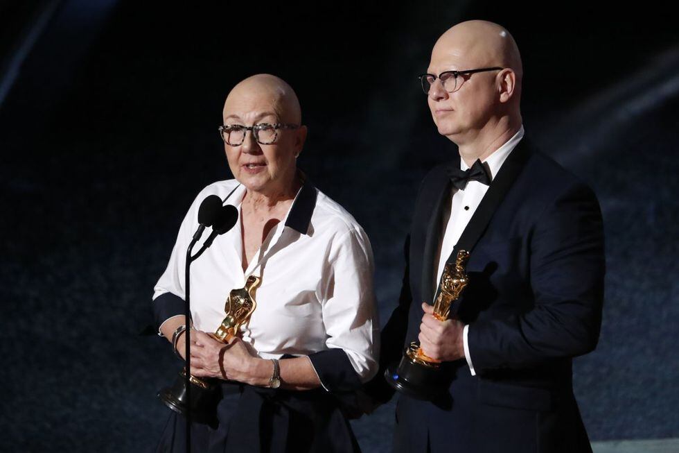 Julia Reichert  y Steven Bognar aceptan el Oscar por Mejor documental por "American Factory". (Foto. Reuters)