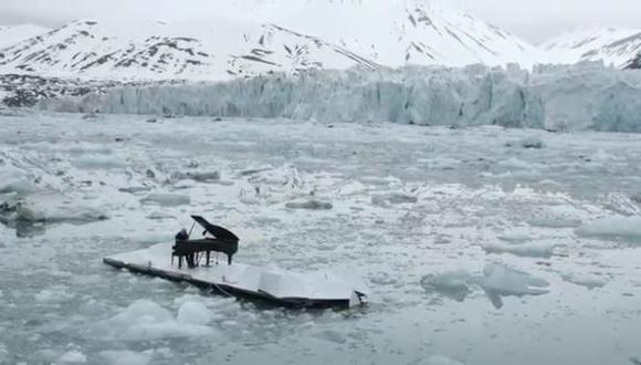 Pianista tocó 'Elegía por el Ártico', composición exclusiva para esta actividad en medio del gélido océano. (Captura YouTube)