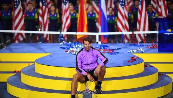 Rafael Nadal of Spain pose with the trophy after his win over Daniil Medvedev of Russia during the men's Singles Finals match at the 2019 US Open at the USTA Billie Jean King National Tennis Center in New York on September 8, 2019. - Rafael Nadal captured his 19th career Grand Slam title in thrilling fashion on Sunday by winning the US Open final, outlasting Russia's Daniil Medvedev 7-5, 6-3, 5-7, 4-6, 6-4 to seize his fourth crown in New York. (Photo by Johannes EISELE / AFP)