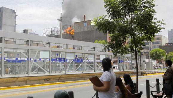 Incendio afectó solar en el Cercado de Lima. (David Vexelman)