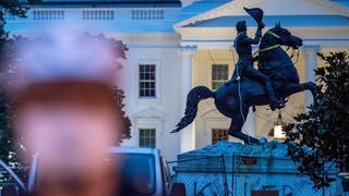 EE.UU.: policía evita que derriben estatua de expresidente enfrente a la Casa Blanca